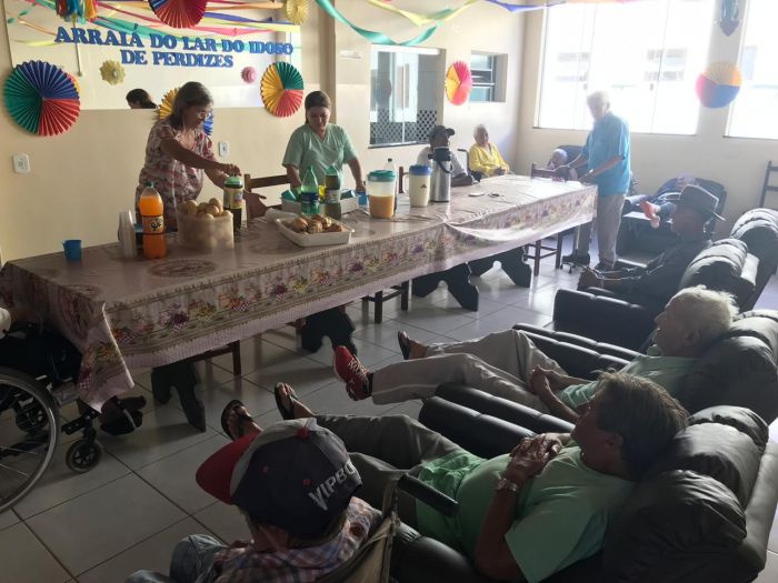 ENTREGA DE POLTRONAS NO LAR DO IDOSO